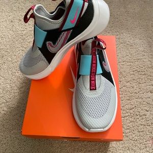 NWT girls Nike Flex, size 3.5.